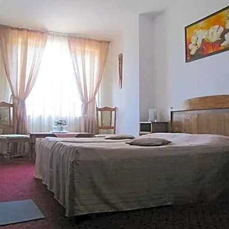 Dynes Hotel